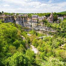 Point de vue sur le trou de Bozouls et son village