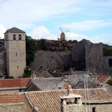 Vue sur le village de La Couvertoirade et le moulin depuis les remparts
