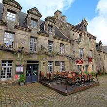 Dans le village de Locronan