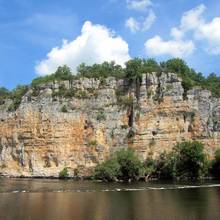 Face � Saint Cirq Lapopie la paroi couleur orange-gris