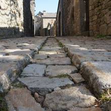 Route pav�e de La Garde Gu�rin