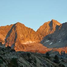 Photo : Lumière chaude sur le pic du Néouvielle  Lumière chaude sur le pic du Néouvielle