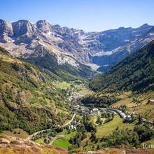 Village de Gavarnie domin� par le cirque et les sommets de plus de 3000 m�tres d'altitude