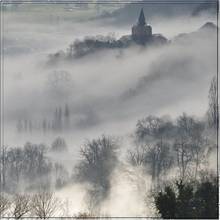 La basilique de Saint Savin dans le brouillard
