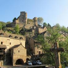 Belcastel, randonn�e dans un des plus beaux villages de France