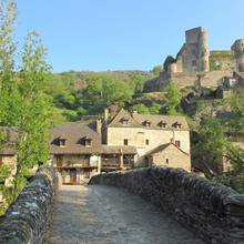 Chateau de Belcastel et pont de pierre 