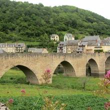 Le pont d'Estaing, sur le Lot qui coule en dessous