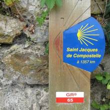 Le GR 65 de Saint Jacques de Compostelle, passant par le village d'Estaing 