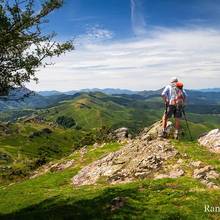 Randonneur au sommet du Mondarrain contemplant le Pays Basque