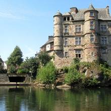 Le vieux palais et la statue du scaphandrier � Espalion