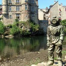 Espalion, scaphandrier et vieux palais sur le Lot