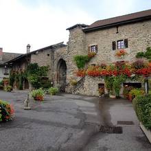 Une des entr�es du village d'Yvoire