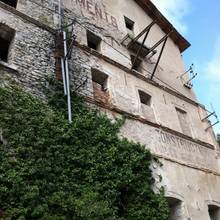 B�timent � l'entr�e de Cahors le long du Lot