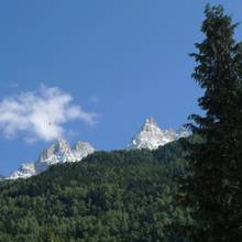 Parapente dans le ciel au dessus de Chamonix