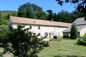 Adresse : Gîte de la Pierre percée  Gîte de la Pierre percée